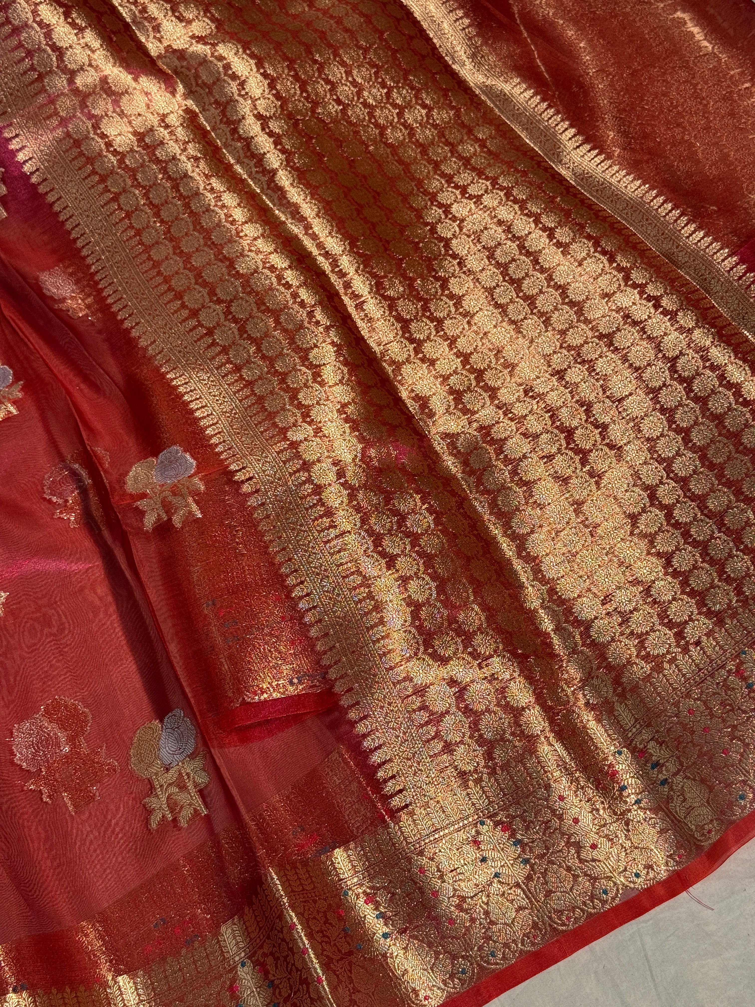 Dual Shaded Pure Tissue Silk Banarasi Saree with Traditional Meenakari Weave