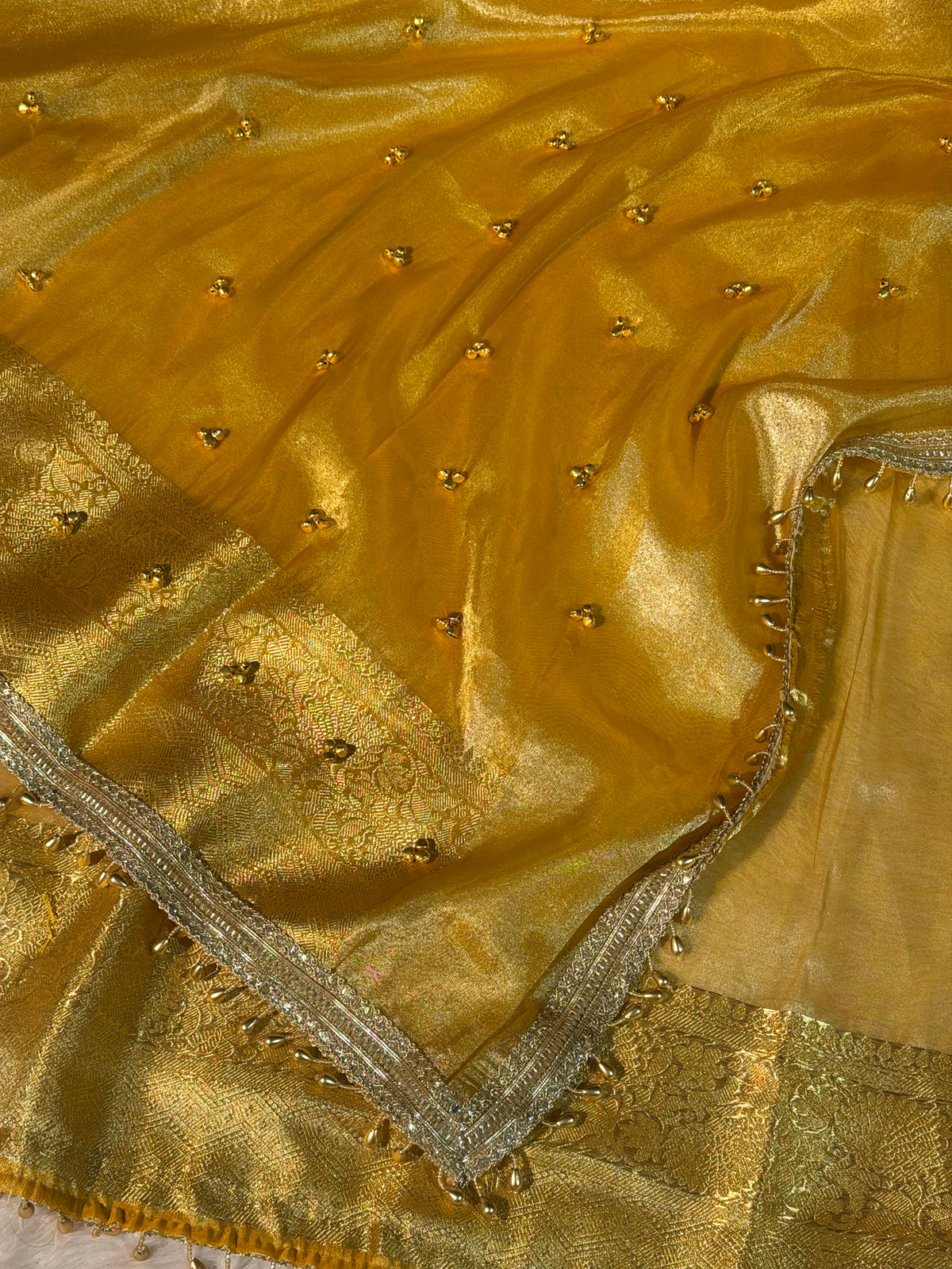 Viral Ghungroo Handwork Metallic Gold Premium Tissue Silk Banarasi Saree