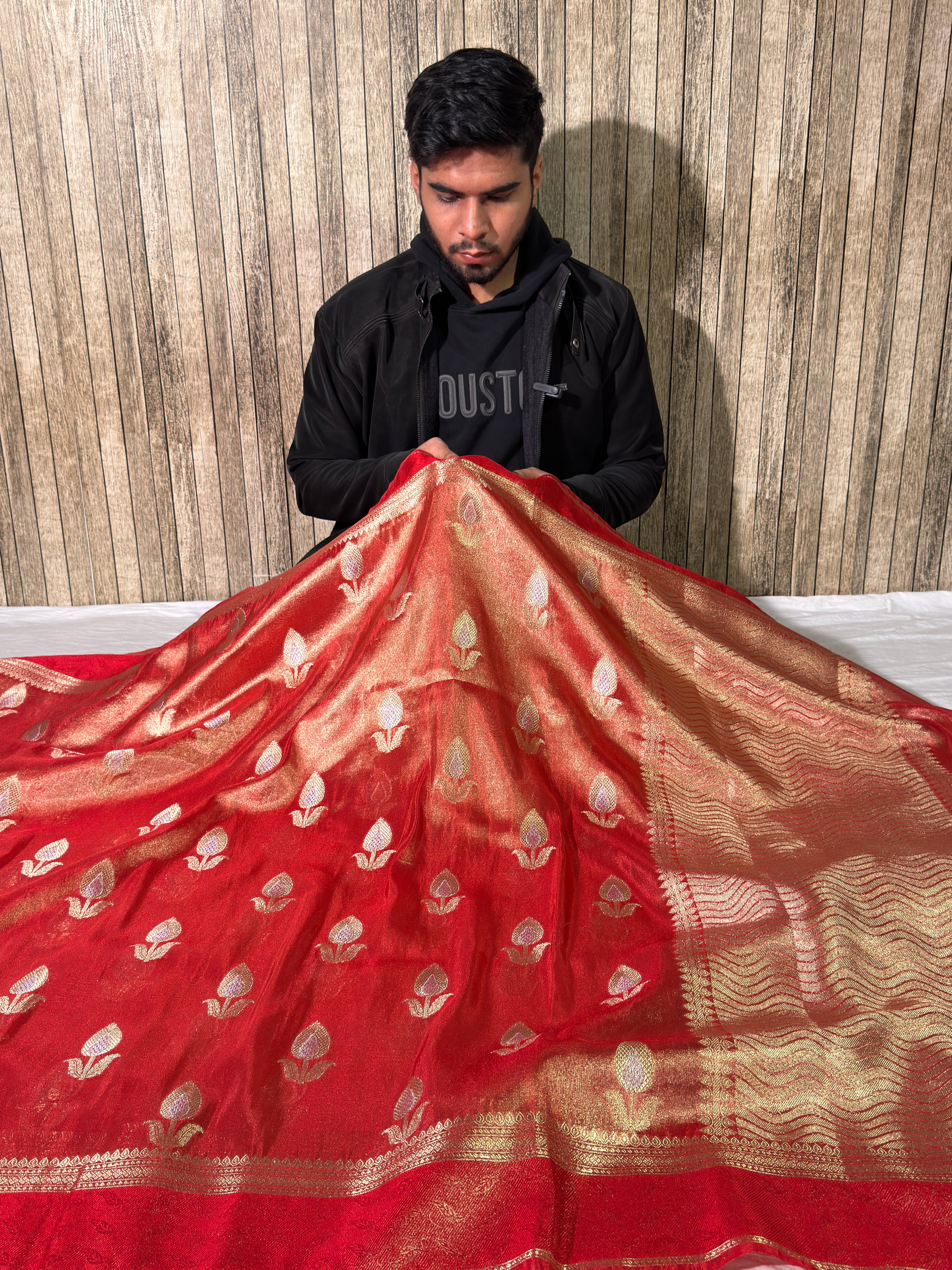 Metallic Red Breathable Tissue Silk Banarasi Saree
