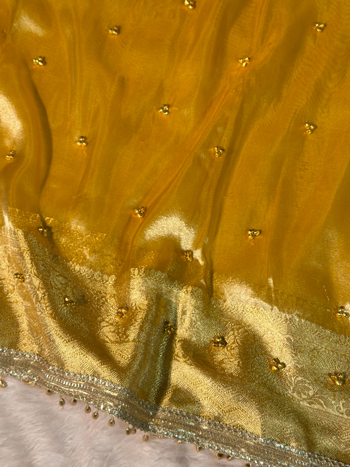 Viral Ghungroo Handwork Metallic Gold Premium Tissue Silk Banarasi Saree