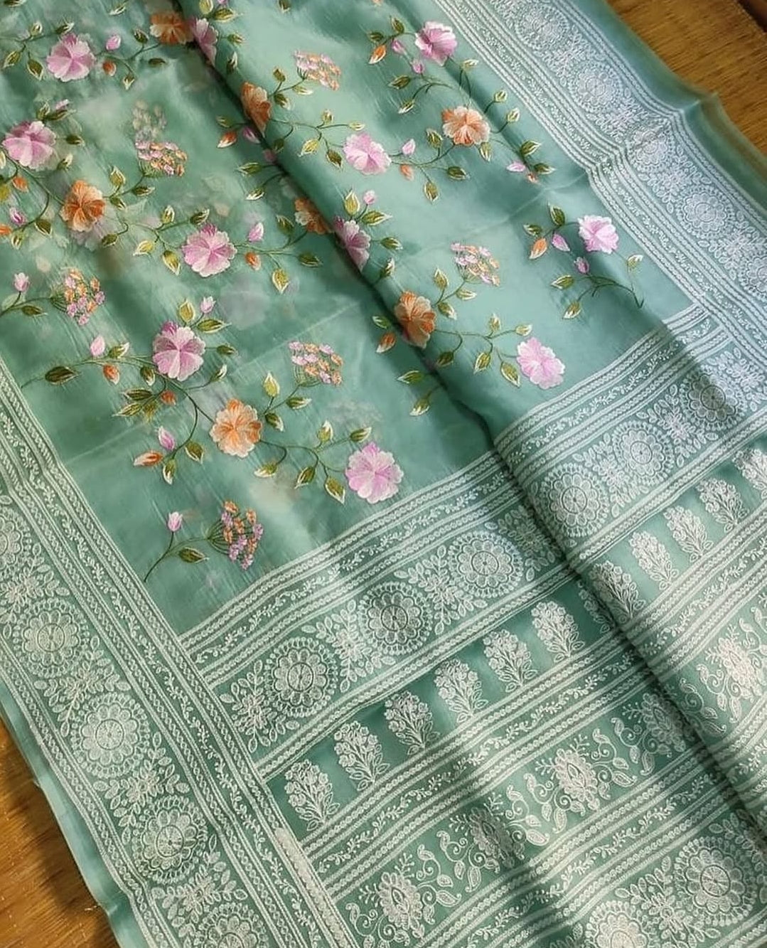 chikankari banarasi saree